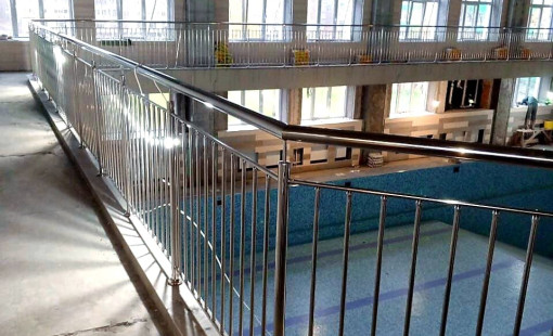 Ограждения из нержавеющей стали aisi 304 Верхний поручень 50.8 диаметр; Стойка 38 диаметр; Заполнения вертикальные ригеля 16 диаметром через каждые 100мм.; Высота 1200мм.