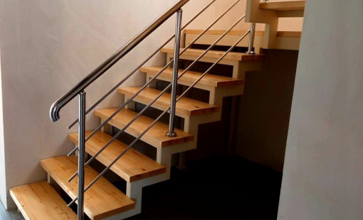 - Поручень 50.8 диаметром; - Стойка 38 диаметром; - Шаг стойки через две ступени; - Три ригеля 16 диаметром; - Высота 0.92см.