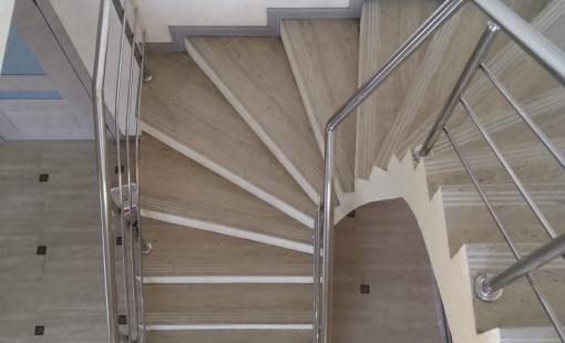 - Поручень 50.8 диаметром; - Стойка 38 диаметром; - Шаг стойки через две ступени; - Три ригеля 16 диаметром; - Высота 0.92см.