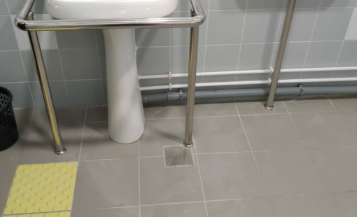Поручни из нержавейки в туалетах
