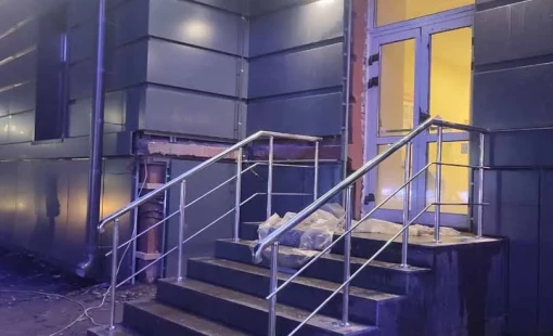 Ограждение крыльца из нержавеющей стали с двумя ригелями