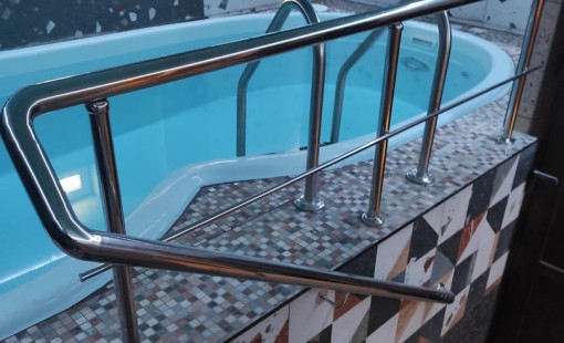 Пристенный поручень из нержавеющей стали марки aisi 201. С закруглёнными краями в стене.