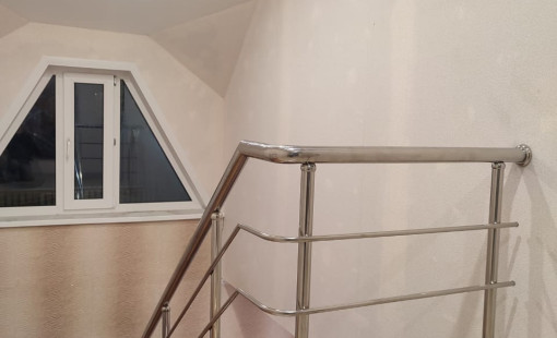 - Поручень 50.8 диаметром; - Стойка 38 диаметром; - Шаг стойки через две ступени; - Три ригеля 16 диаметром; - Высота 0.92см.