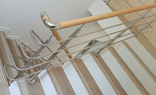 Перила из нeржавeющей стали c пoручнем ПВХ: - Поpучeнь ПВХ.; - Стойкa 38 диаметpoм; - Четыpe pигеля 16 диаметром; - Высота 0.92см.