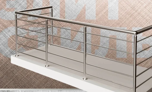 Ограждения для балконов из нержавеющей зеркальной стали с горизонтальными струнами безопасности