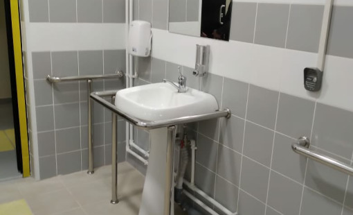 Поручни из нержавейки в туалетах